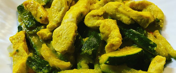 STRACCETTI DI POLLO CON ZUCCHINE IN SALSA DI CURCUMA E “LATTE” DI AVENA